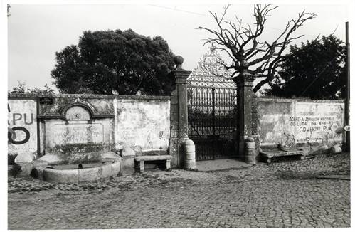 Fonte pública do Canejo e portão da Quinta do Torneiro