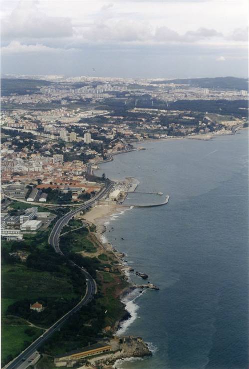 Vista aérea sobre a orla marítima de Paço de Arcos e Caxias