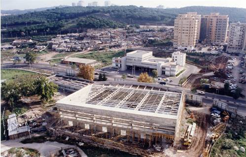 Vista aérea sobre Miraflores : o pavilhão desportivo em construção